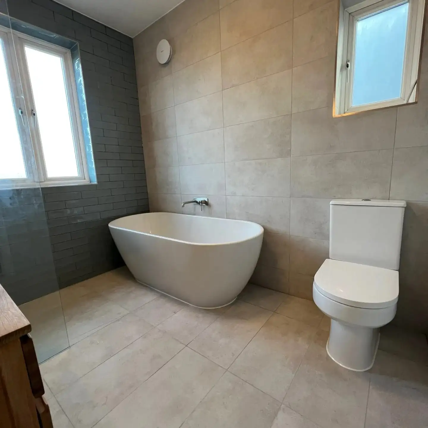 Freestanding bath under the window